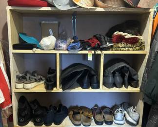 Women's shoes size 10; Women's hats
