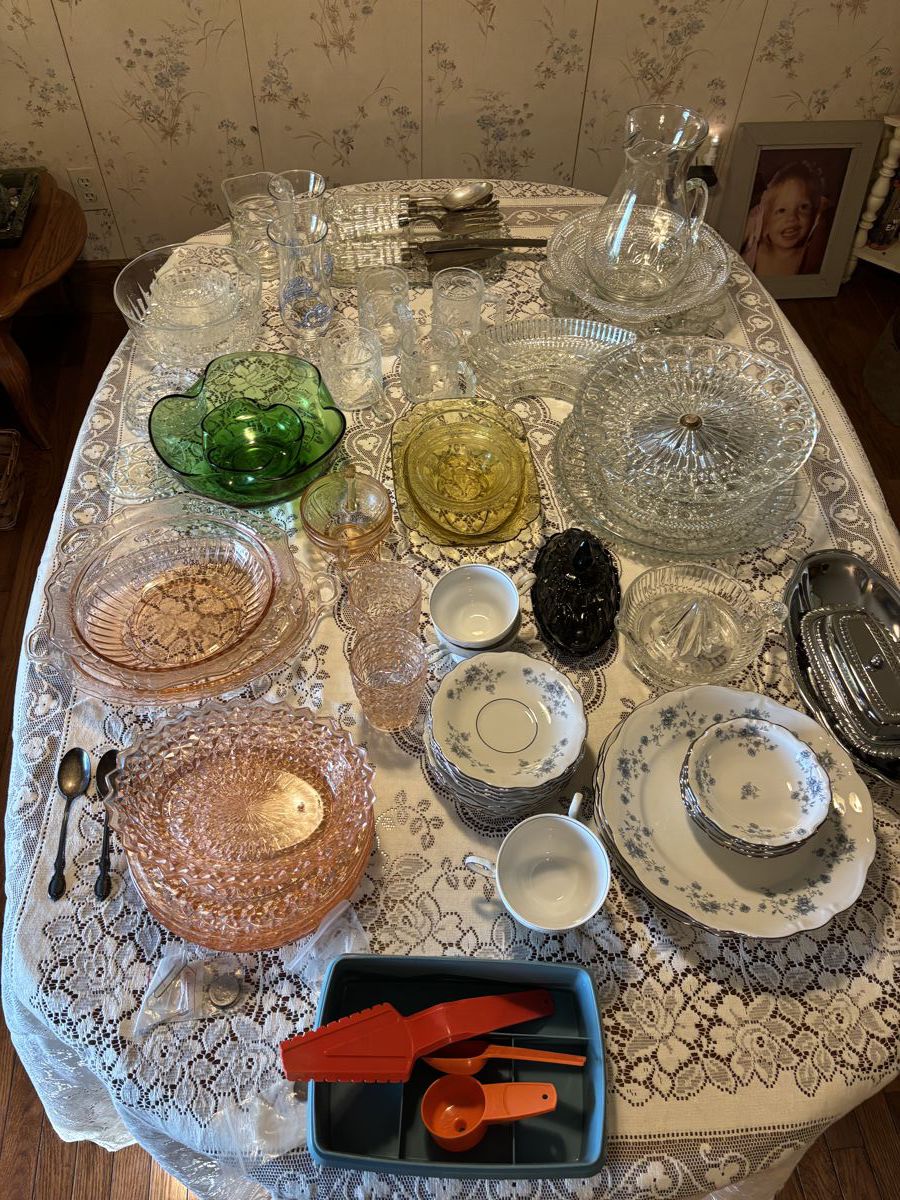 Yellow depression glass; pink depression glass; haviland blue garland 20 piece dinnerware; 
