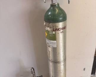 Oxygen regulator with large and small lightweight aluminum tanks