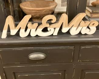 Mr & Mrs sign