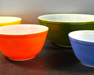 Highly collectible 4-color Pyrex nested mixing bowls