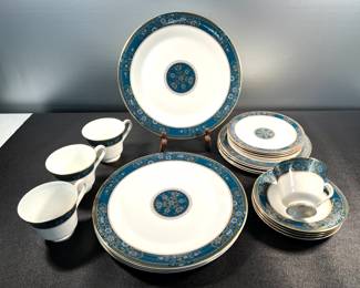 Royal Doulton porcelain 4 piece place settings, "Carlyle"