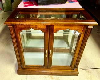 Vintage small lighted curio cabinet with glass top/shelf and mirrored back