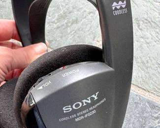 Sony Cordless Stereo Headphones MDR-1F0230. Photo 2 of 3.