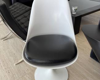 Vintage Eero Sarrinen Tulip Chair. Photo 1 of 4.
