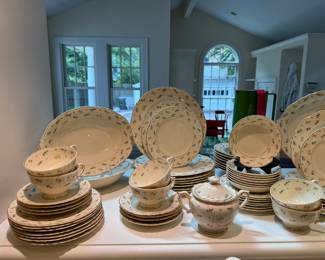 68-Piece Set of Federal Shape Syracuse China "Suzanne" Pattern. Photo 2 of 3.
