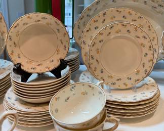 68-Piece Set of Federal Shape Syracuse China "Suzanne" Pattern. Photo 1 of 3.