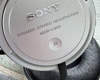 Sony MDR-V300 Noise Canceling Headphones. Photo 2 of 2.