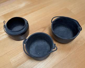 Vintage Cast Iron Pots. Photo 2 of 5.