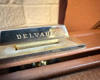 Delvaux Logo Hardware Detail – Authentic Gold-Tone Clasp on Belgian Luxury Leather Bag