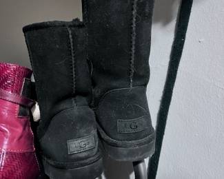UGG Classic Short Black Suede Shearling Boots – Women’s Size (Estimate 7–8) | Cozy Genuine Sheepskin