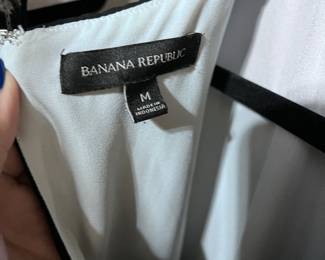 Banana Republic Women’s Black & White Sleeveless Blouse Size M – Elegant Workwear Top