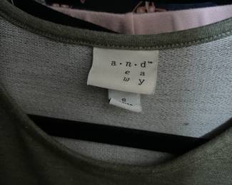 a.n.d Easyway Olive Green Top – Size S | Minimalist Casual Everyday Tee
