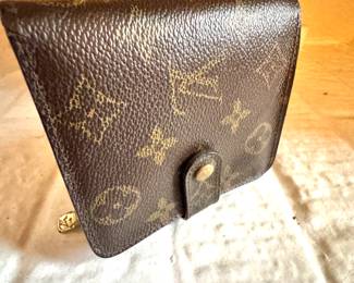 Louis Vuitton Monogram Canvas Compact Wallet – Classic Bifold with Snap Closure
