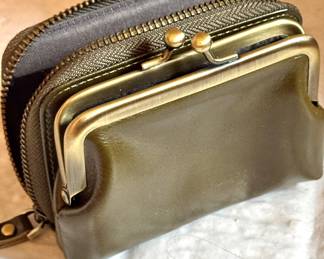 Olive Green Leather Coin Purse with Kiss Lock and Zip Pocket – Vintage Style Compact Wallet