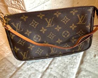Louis Vuitton Monogram Pochette Accessoires – Classic Mini Shoulder Bag in Monogram Canvas