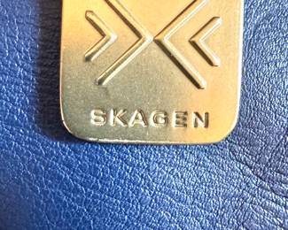 Skagen Logo Detail – Gold Metal Tag on Blue Leather Tote Bag