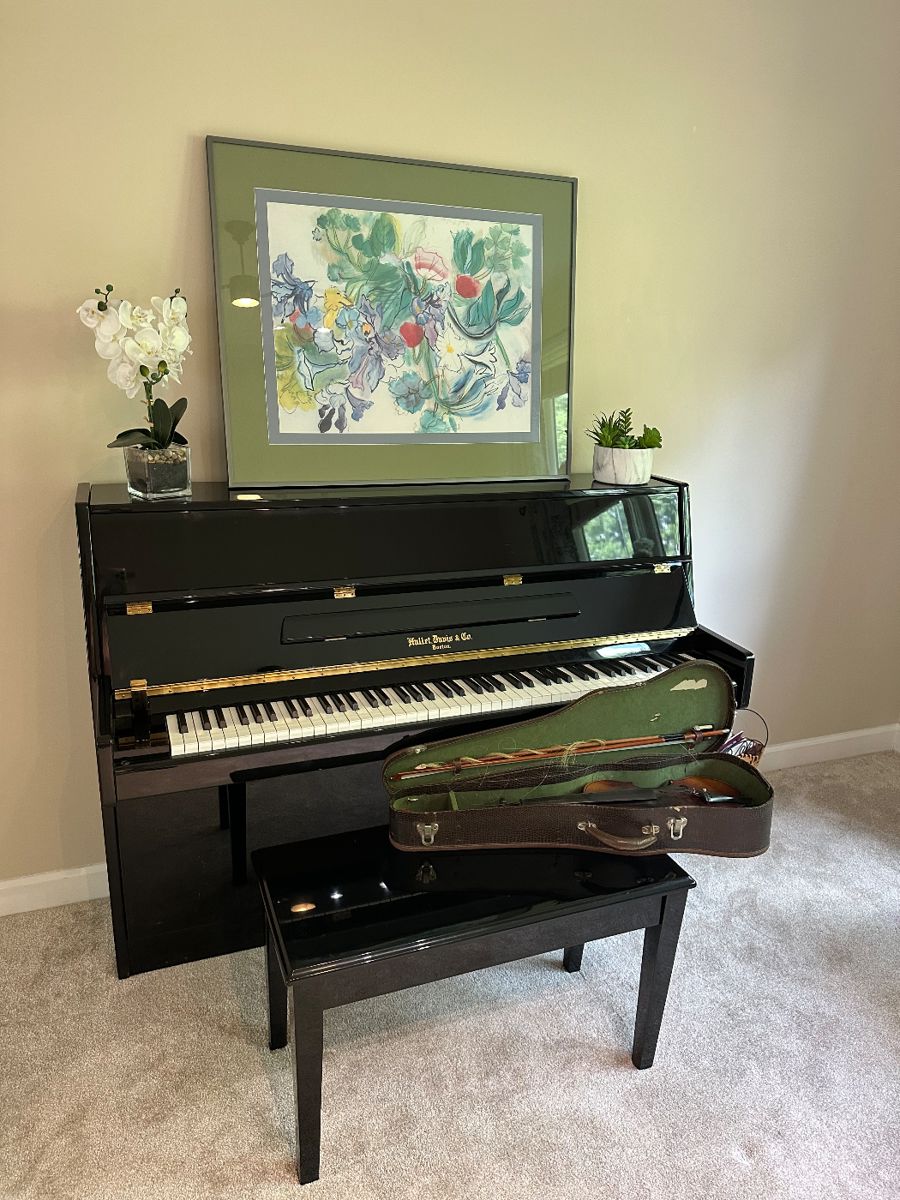 Hallet, Davis & Co. upright piano 
HS109D 43" 
