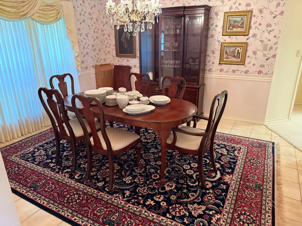 American masterpiece collection by Hickory  Dining Room Table & 6 Chairs & China Cabinet 