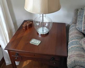 very nice matching end tables 