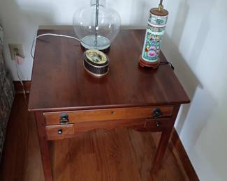 very nice matching end tables 