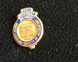 10k lapel pin 