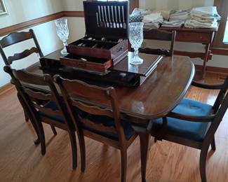nice formal kitchen table and chairs with leaf 