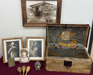 Annie Oakley Vintage Collectables w Antique Trunk