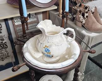 PITCHER / BOWL / HALL TREE WITH MIRROR