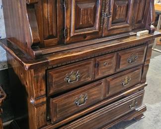 CHEST OF DRAWER