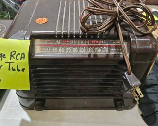 VINTAGE RCA VICTOR TUBE RADIO