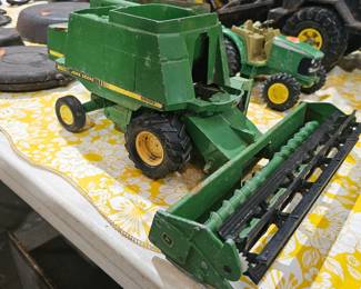 JOHN DEERE COMBINE TOY
