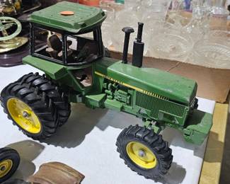 JOHN DEERE TRACTOR TOY