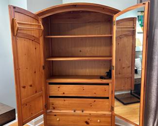 armoire details