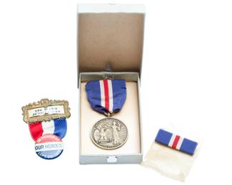 WWI Lot: Connecticut State Service Medal, Ribbon Bar, 7th Ward Jubilee Day Pin & Box