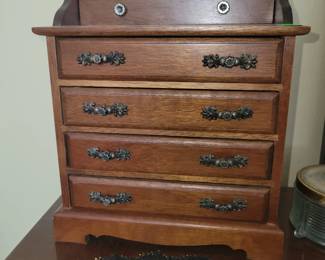 Jewelry chest