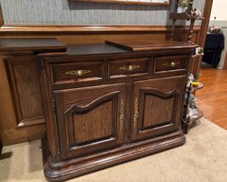Amazing Traditional Server that unfolds to create larger space.  Folds to conserve space.  Good storage. 2 doors and 2 drawers