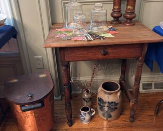 Oak Tabke w drawer,turned legs