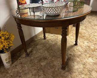 Nice Oak Round table with leaves  Glass Top fits top without leaves. Notice the legs