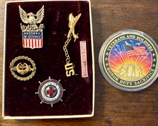 Assorted military pins and medallion