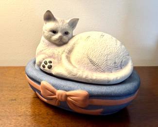 Silvestri cat covered dish