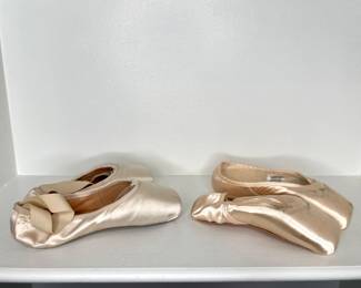 Girls ballet pointe shoes