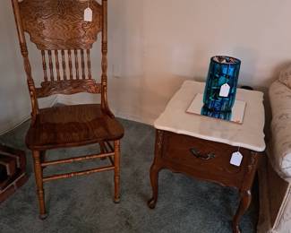 TWO MATCHING OAK CHAIRS AND TWO MATCHING FRENCH STYLE END TABLE, MATCH COLLECTION