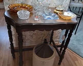 VINTAGE TABLE, ASSORTED OLDER GLASS, TABLE LAMP