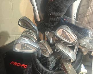 Wilson Pro Staff X31 Golf Club Set with Acuity Golf Bag 