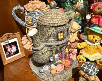 Hometown Teapot Cottages Grocery Store