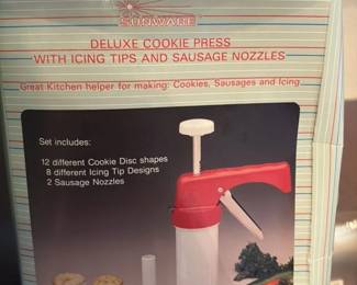 Sunware Deluxe Cookie Press with Icing tips and Sausage Nozzles 
