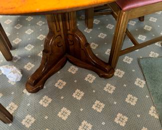 Lovely Diningroom Table and Chairs