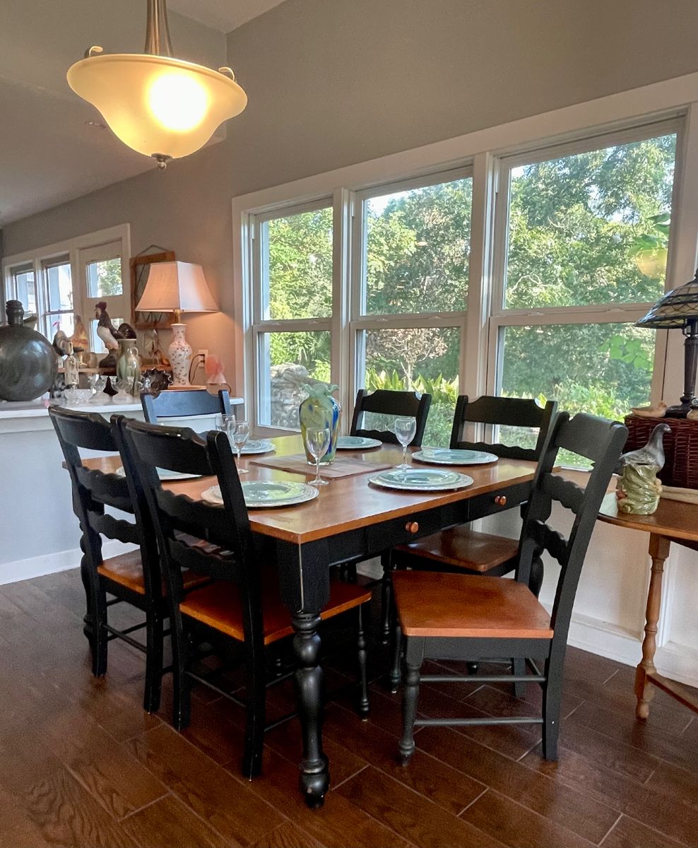 SOLID WOOD DINING TABLE WITH LEAF AND 6 CHAIRS
