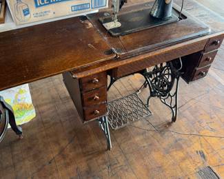 VINTAGE SINGER SEWING MACHINE